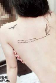 Kis friss angol tetoválás a hátán
