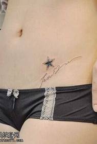 Sexy modello da tatuaggio inglese a cinque stelle dell'addome