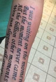 Braccio del ragazzo sulla linea nera illustrazione di tatuaggio inglese letterario delicato fiore corpo