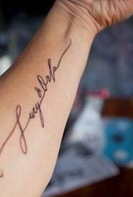 O braço do menino na linha preta literária bela flor corpo inglês requintado tatuagem imagem