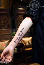 Meisje gothic woord arm tattoo patroon