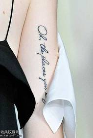 un lungo, bellissimo disegno del tatuaggio inglese sul braccio