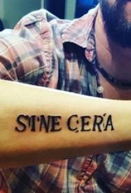 Braccio da ragazzo sulla linea di personalità semplice nera Immagine di tatuaggio parola inglese