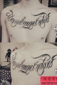 Splendido motivo a tatuaggio classico a fiori sul petto davanti al ragazzo