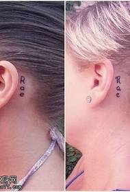 Padrão de tatuagem de caracteres pequenos atrás da orelha