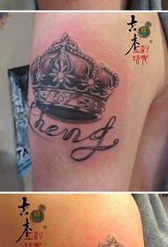 Chlapec rameno klasická koruna s písmenom tetovanie vzorom