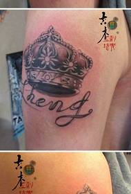 Coróin chlasaiceach buachaill le patrún tattoo litreacha