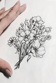 Litet färskt blomsterlinje tatuering tatueringsmanuskript