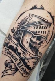 Chlapcovo rameno na čiernom žihadle jednoduchá línia angličtiny a lebky astronautov tetovania