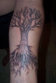 Akar pohon hitam lengan dengan pola tato cabang kering