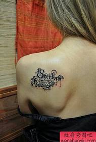 Čudovito dekle z lepo videti gotskim vzorcem tatoo