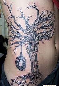 pola tato yang dipersonalisasi dengan ban di pohon mati