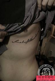 Krása hrudníka pop populárnej abecedy tetovanie vzor