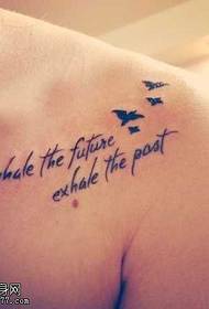 Bellissimo modello di tatuaggio inglese sulla spalla