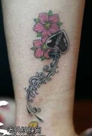 Modello di tatuaggio floreale amore gamba