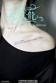 Malý znak tetovanie vzoru na golieri