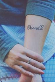 Braccio di ragazza su linee geometriche nere Parole inglesi e immagini di tatuaggi a forma di cuore