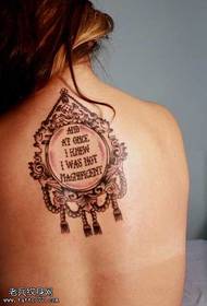 Ženski leđni totem engleski uzorak tetovaža