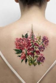 18 невеликих свіжих квіткових дизайнів татуювань, які подобаються дівчатам