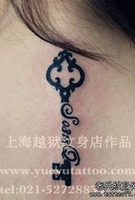 Stilfuldt tatoveringsmønster på rygnøglen til piger