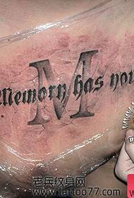 Poitrine populaire marquant un motif de tatouage de texte fissuré