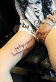 Seksi popularni ljepotani uzorak tetovaža slova nogu