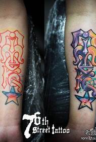 Bras magnifiquement populaire dans le motif de tatouage lettre couleur