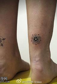 Modeli i tatuazhit me lule të freskëta të prokopuruar