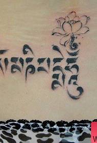 Ilus ja ilus sanskriti ja lootose tätoveeringu muster