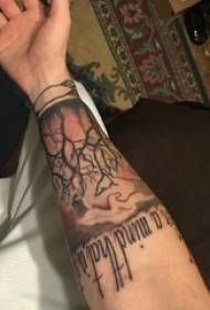 Jongens arm geschilderd op gradiënt abstracte lijnen Engels en grote boom tattoo foto's
