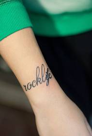 Jednoduché anglické slovo tetování, které nikdy nespadne