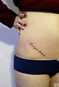 Modeli i tatuazhit me karakter të vogël abdominal