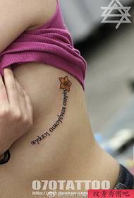 Modello di tatuaggio lettera semplice e bella sotto il seno