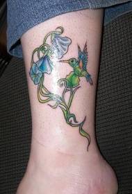 Fiori blu di vitello con motivo tatuaggio colibrì