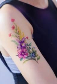 Un pequeño conjunto de tatuajes florales pequeños