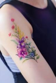 Un insettu chjucu di tatuaggi fiurali chjuchi