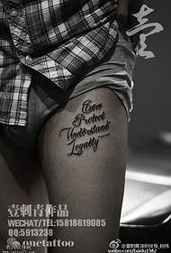 Klasik modèl tatoo angle sou fant janm la