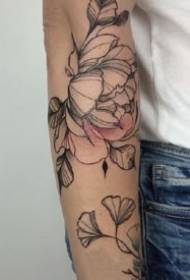 Gambar satu set tatu bunga dengan rupa yang baik pada lengan