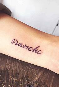 Tatuaggio inglese elegante e alla moda