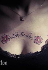 Krásný malý třešňový květ abeceda tetování na hrudi dívky