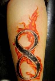 Хубаво изглеждащ цифров модел на татуировка на пламъка на краката