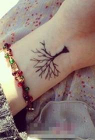 Kyç femër në linjën e zezë krijimi i tatuazhit me pemë jete krijimi i tatuazhit