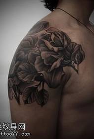 肩黑灰色逼真的花卉紋身圖案