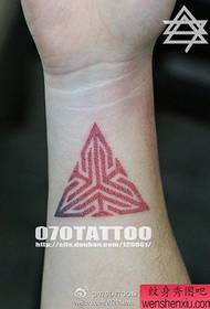 Lengan pola tato segitiga sederhana dan indah