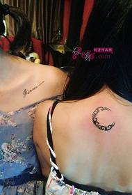 Totem lunare di sorelle gemelle con immagini di tatuaggi inglesi