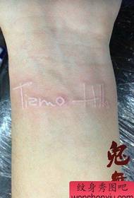Polso pop classico modello di tatuaggio lettera bianca