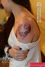 Djevojka za ruku izvrsna popularna uzorak tetovaža ljubavnog pisma