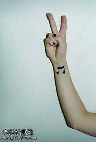 Pattern ng tattoo na may tala ng braso
