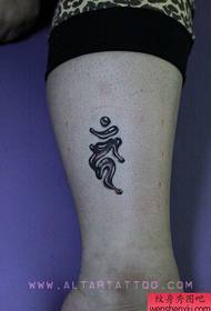 Noge djevojke lijepo izgledaju kapljeći riječ sanskritski uzorak tetovaža