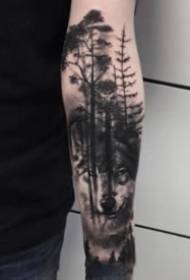 Schwarzes Armbaum-Waldtätowierungsbild auf dem Arm